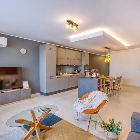 Valley Penthouse With Sea View In Balluta *