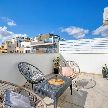 Valley Penthouse With Sea View In Balluta *