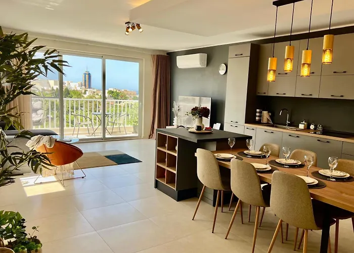 Valley Penthouse With Sea View In Balluta