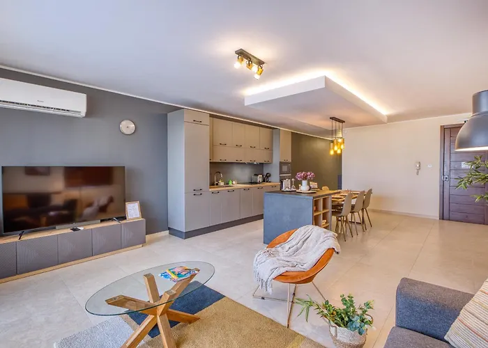 Valley Penthouse With Sea View In Balluta *