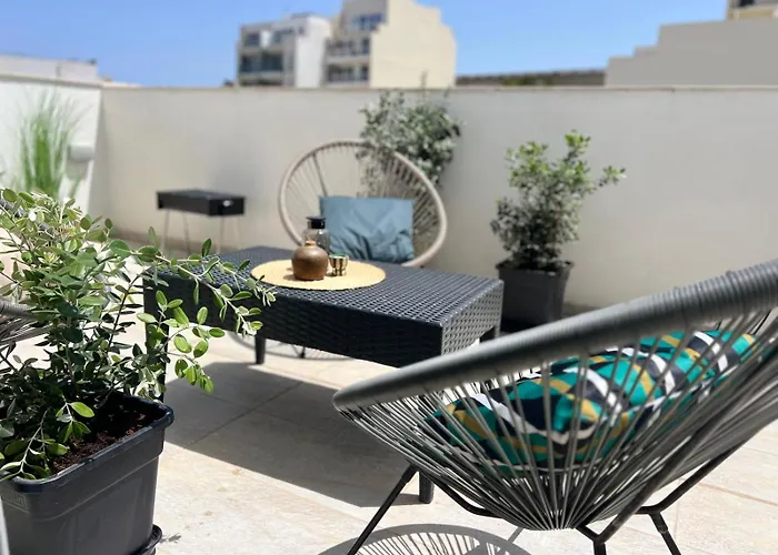 Valley Penthouse With Sea View In Balluta *