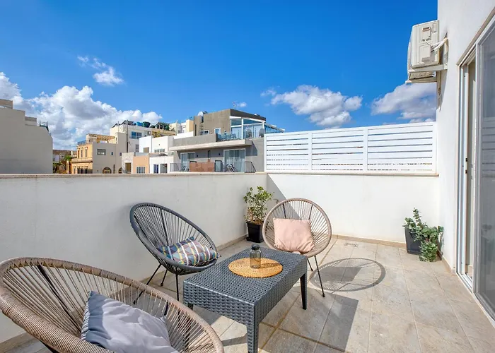 Valley Penthouse With Sea View In Balluta *