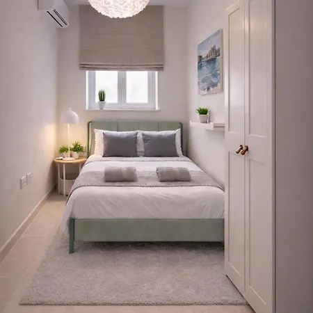Valley Penthouse With Sea View In Balluta *